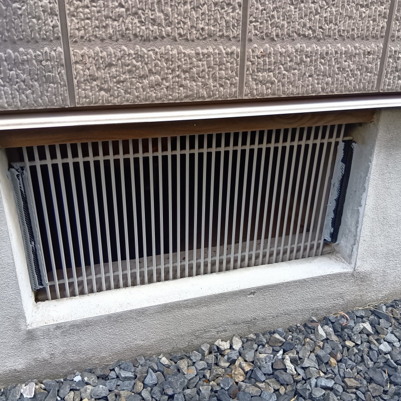 床下換気口のすき間を封鎖した様子