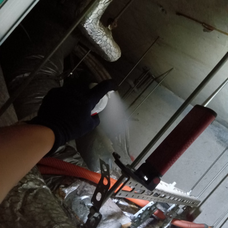 忌避剤を散布する様子