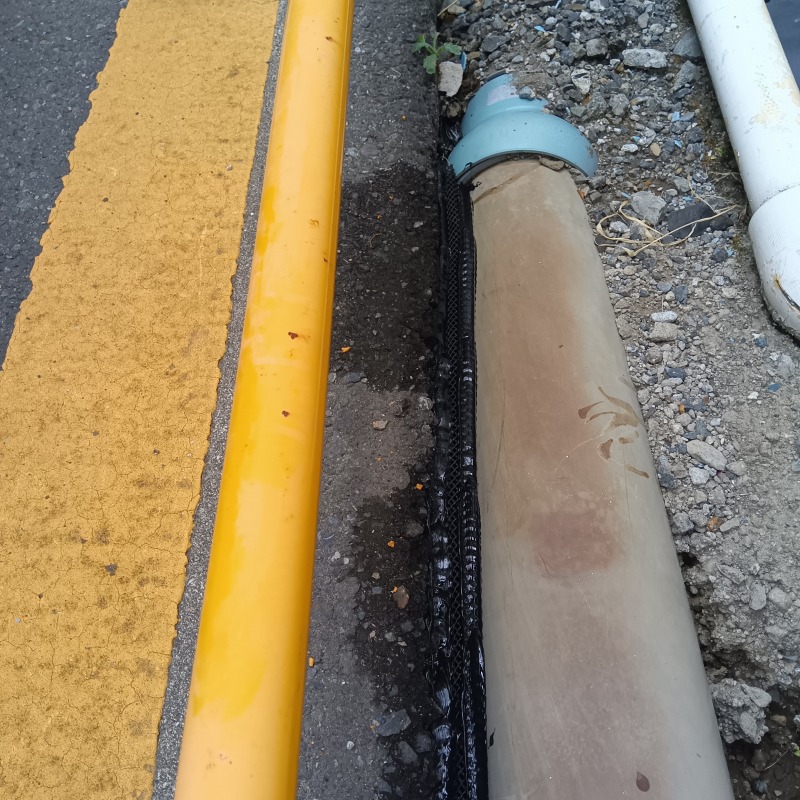 配管まわりの隙間をふさいだ様子