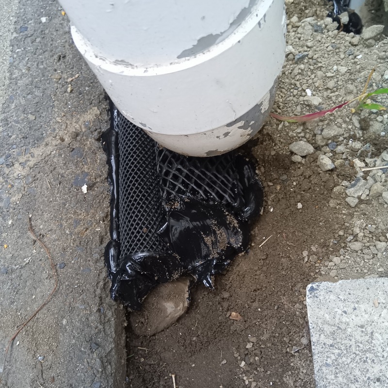 配管まわりの隙間をふさいだ様子