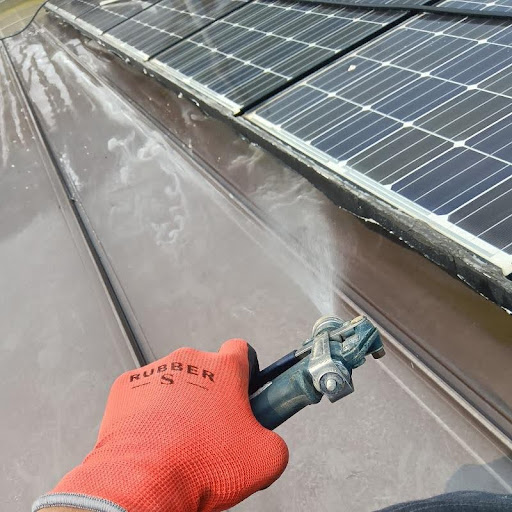 ソーラーパネルを清掃・消毒する様子