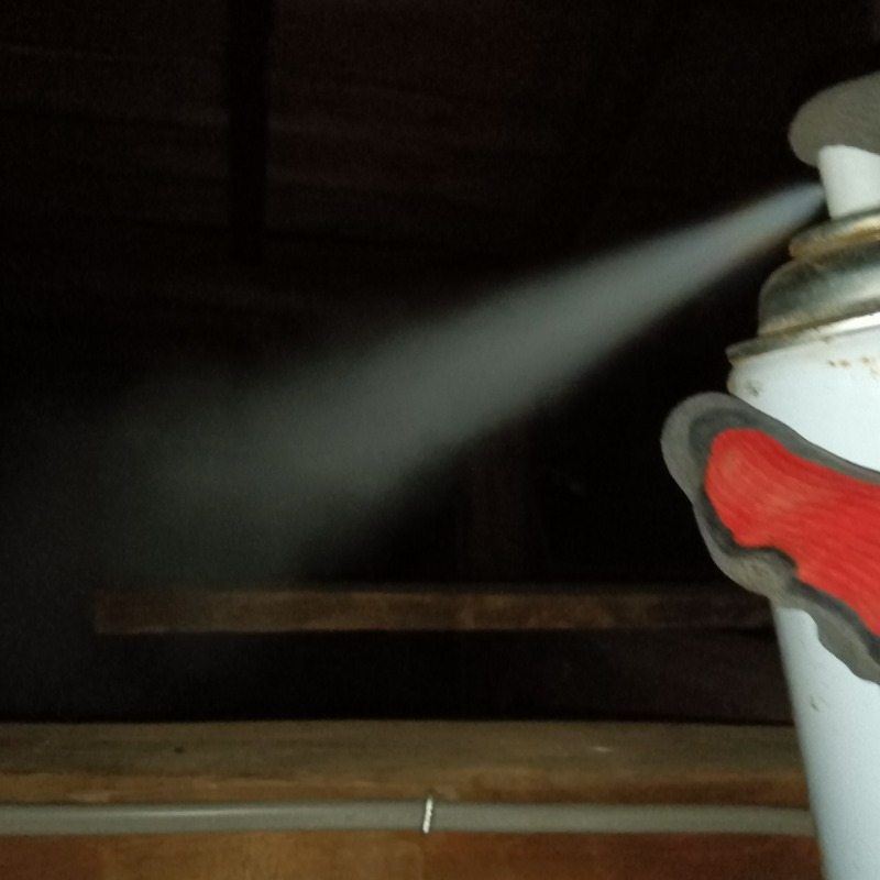 屋根裏に忌避剤を散布する様子