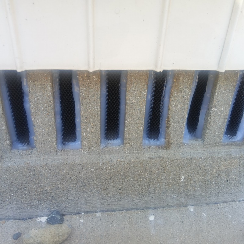 床下換気口をふさいだ様子