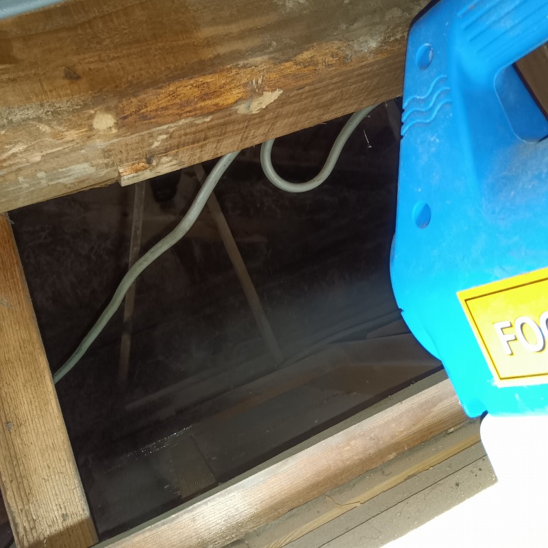 屋根裏に除菌・殺虫剤を散布する様子