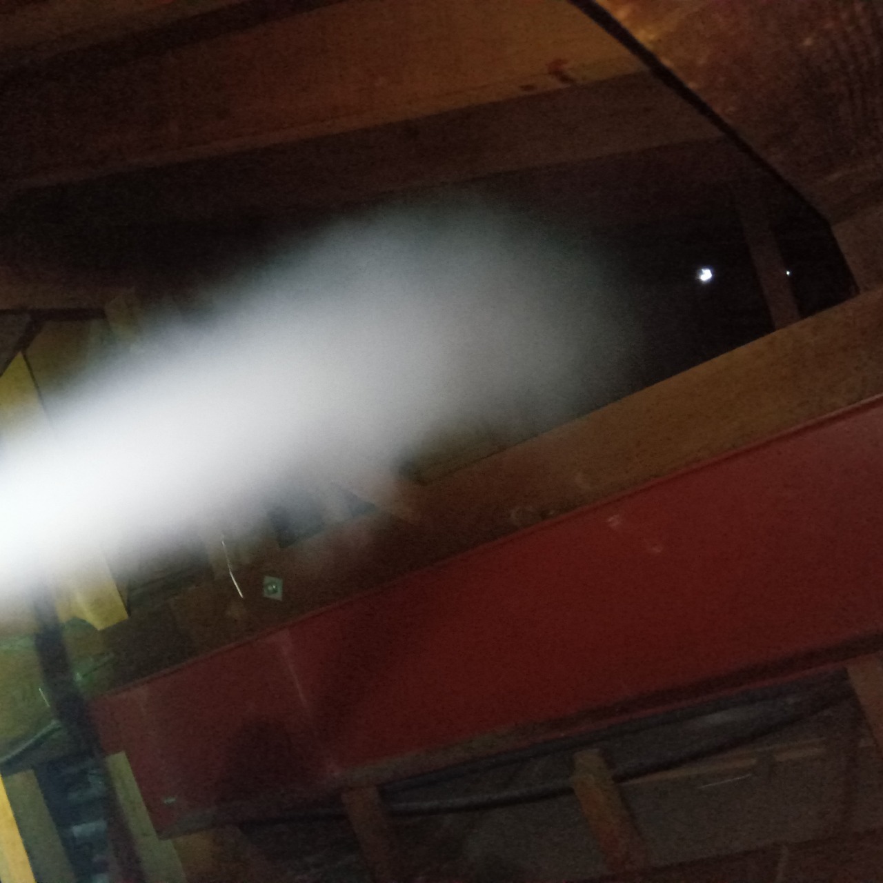 屋根裏に忌避剤を散布