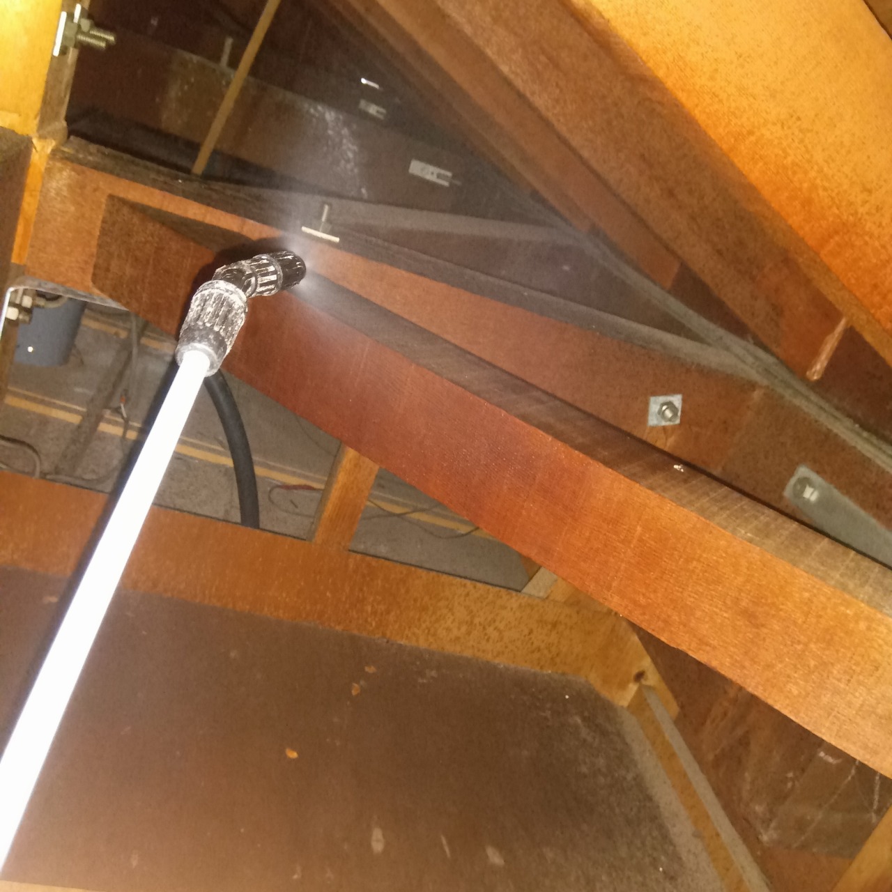 屋根裏に殺虫剤を散布