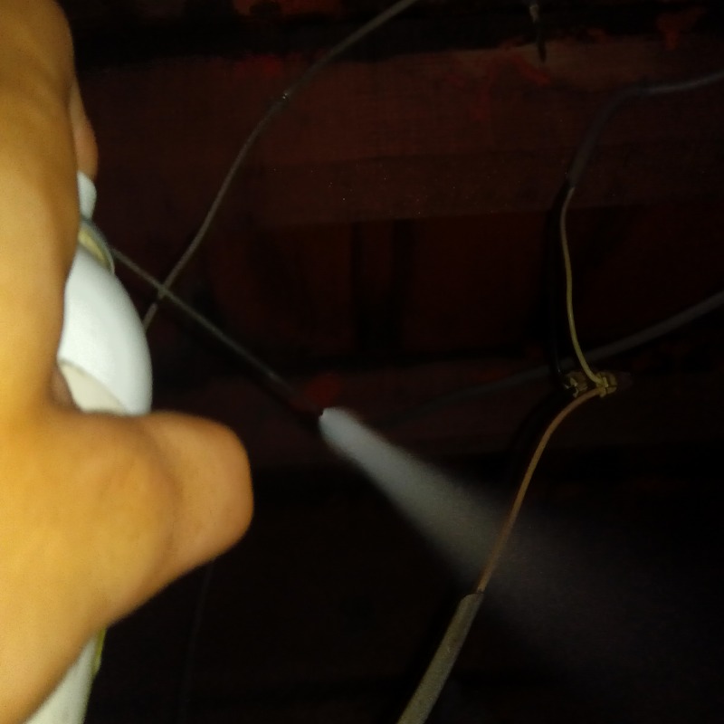 屋根裏に忌避剤を散布