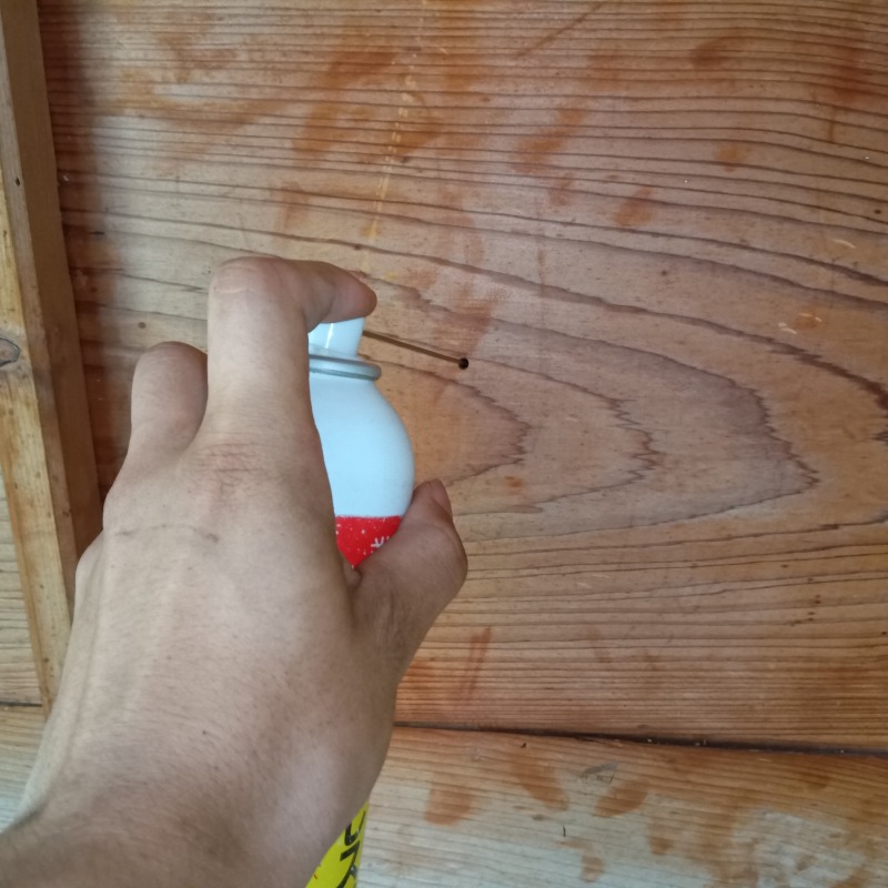 壁内に忌避剤を散布