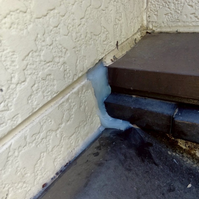 屋根の隙間を封鎖