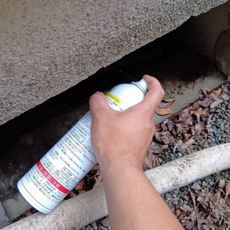 床下に忌避剤を散布