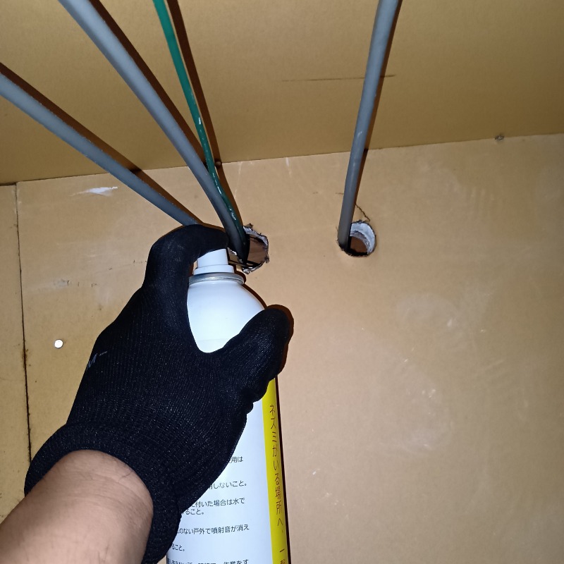 壁内に忌避剤を散布