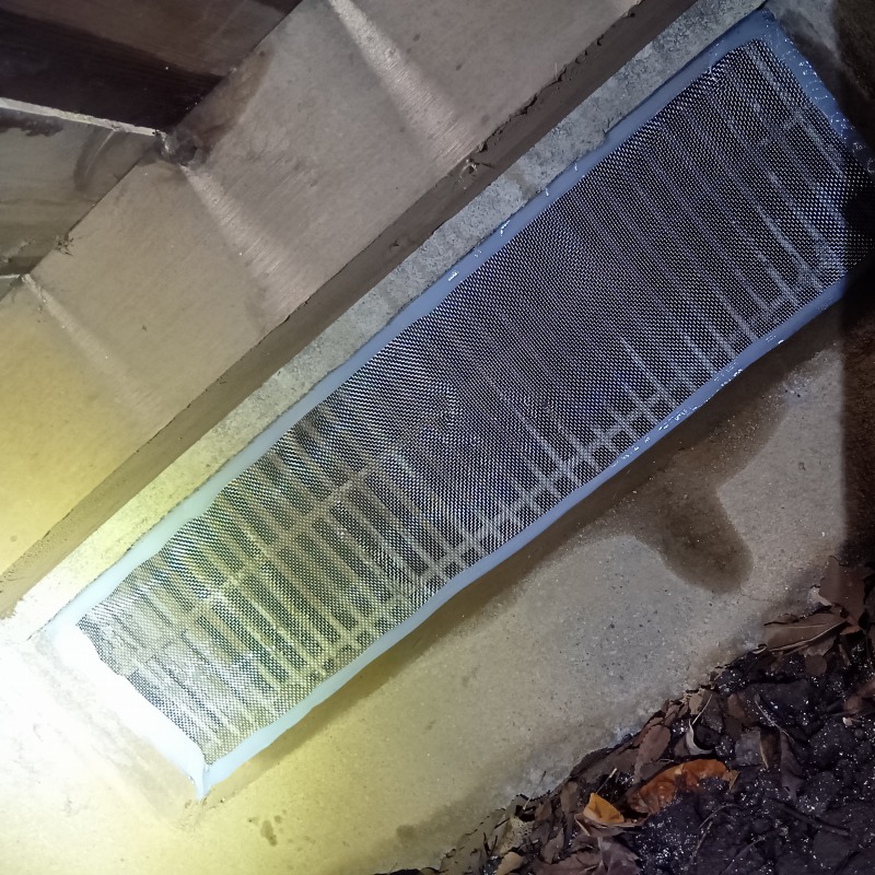 床下換気口に金網を設置