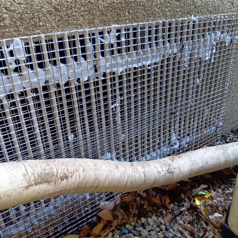 床下換気口に金網を設置
