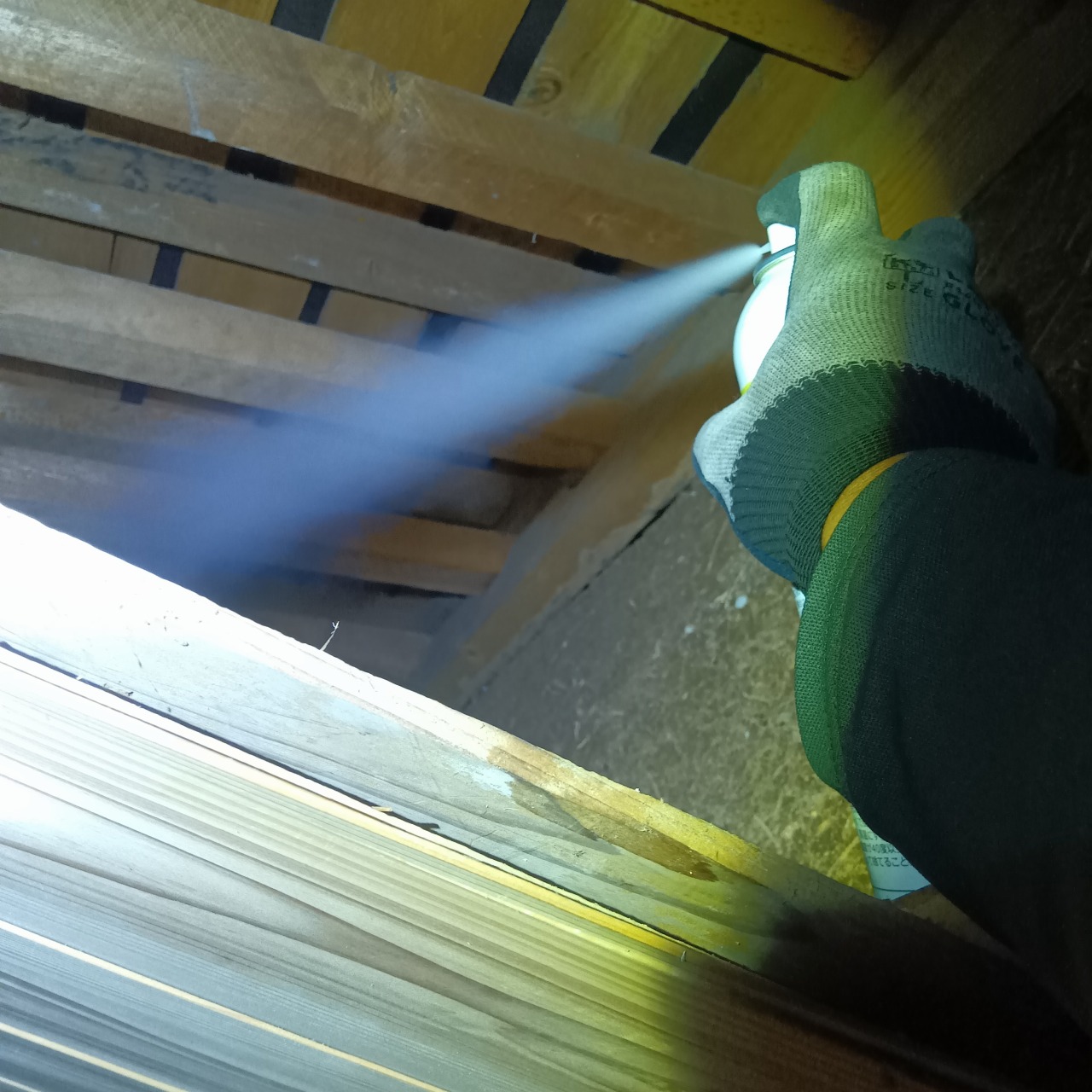 屋根裏に忌避剤を散布