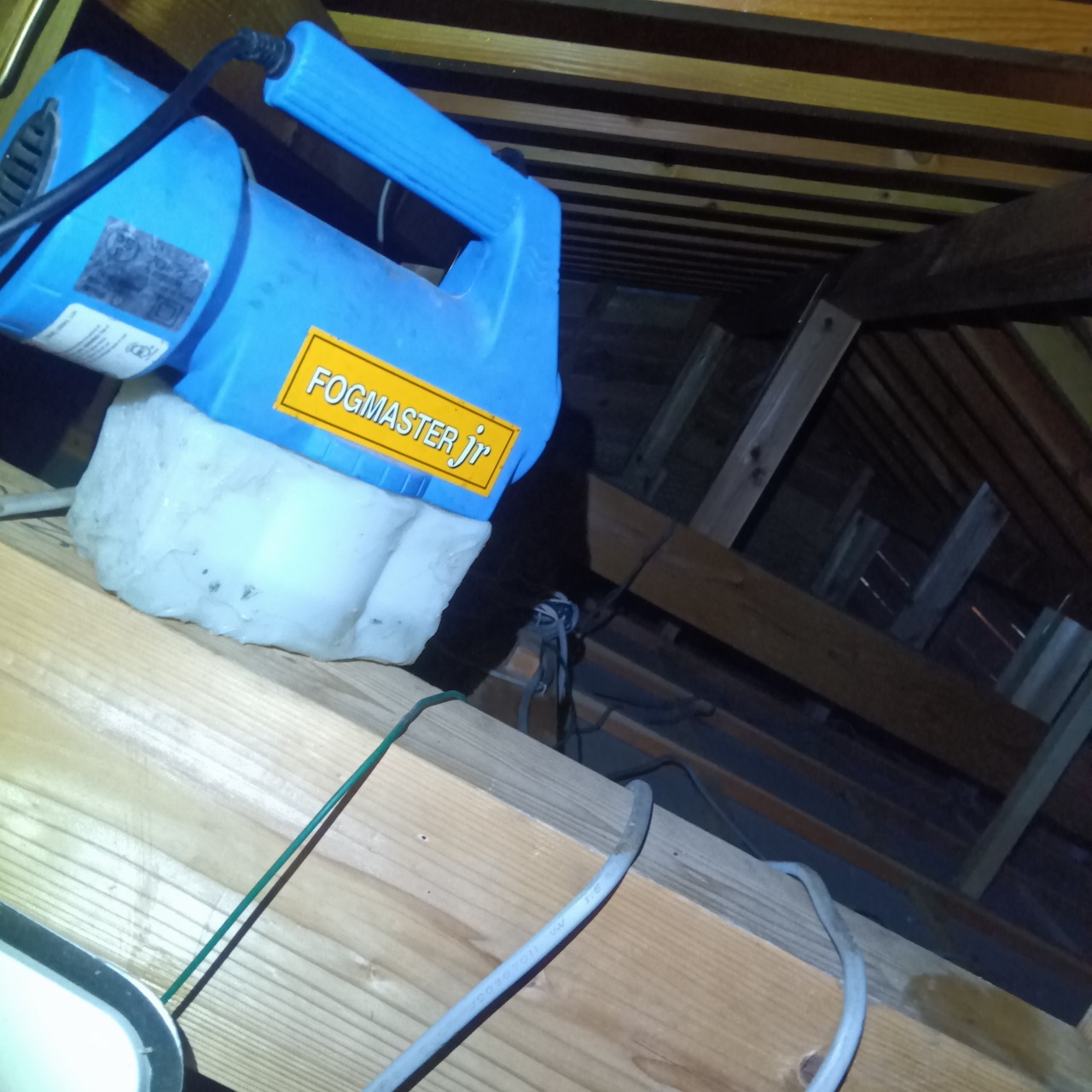 屋根裏に殺虫剤を散布