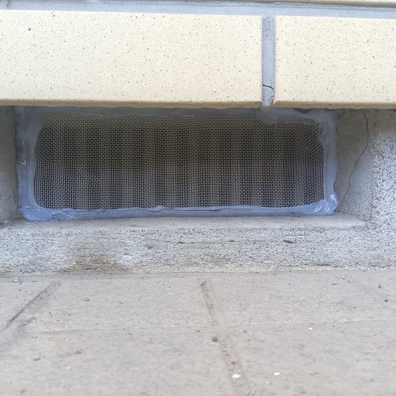 床下換気口に金網を設置