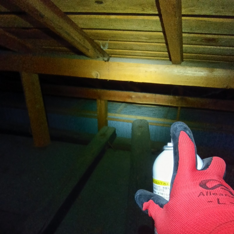 屋根裏に忌避剤を散布