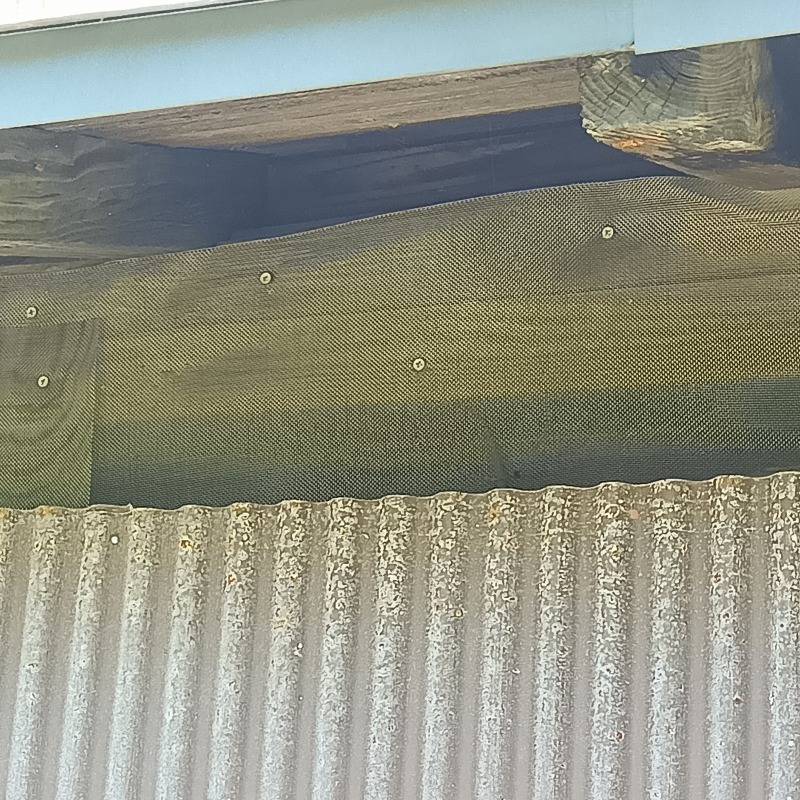 軒部分のすき間を封鎖