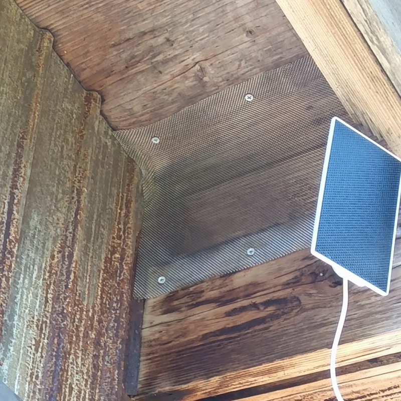 軒部分のすき間を封鎖