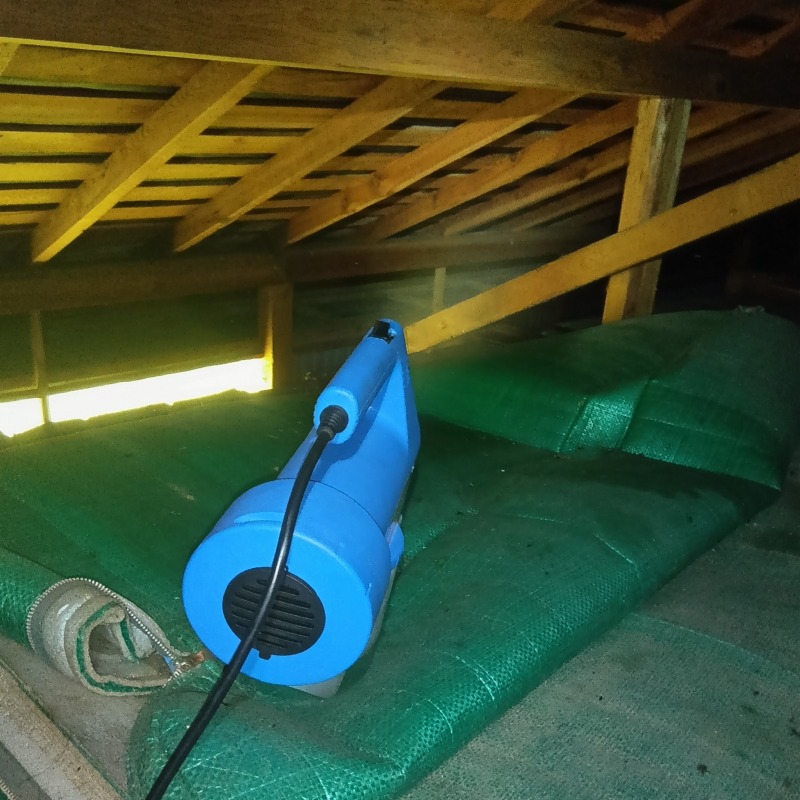 屋根裏に除菌・消臭剤を散布