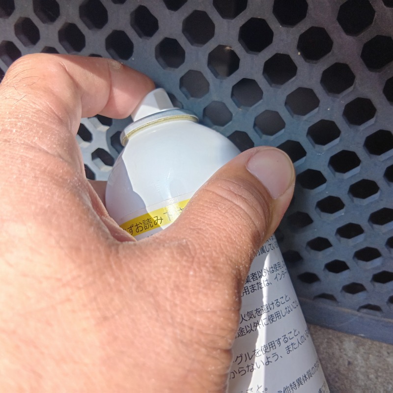 床下に忌避剤を散布