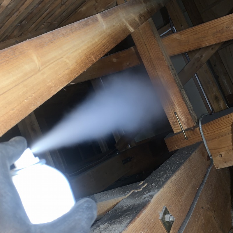 忌避剤散布の様子