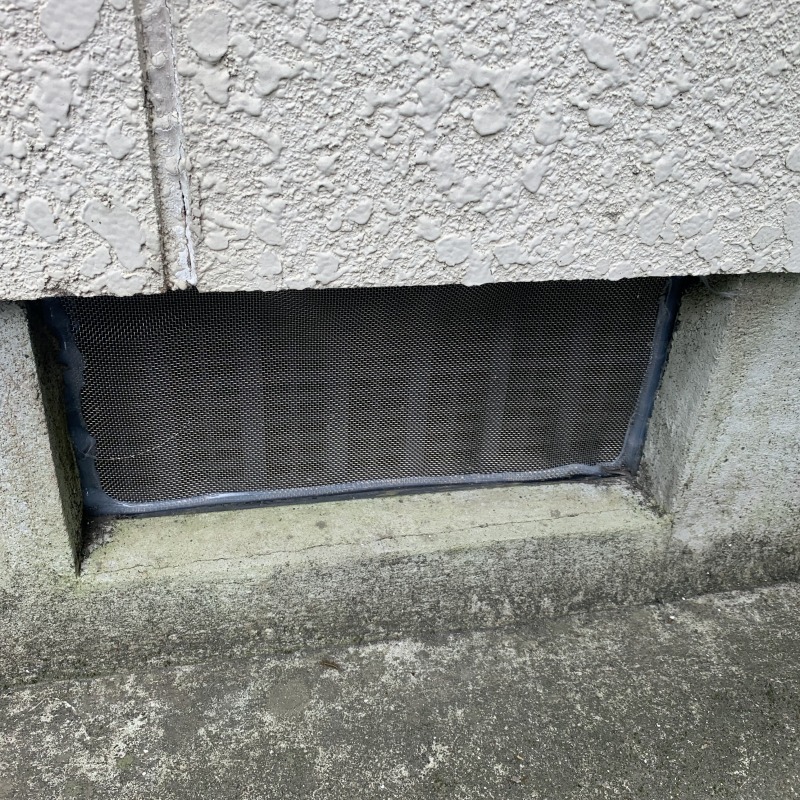 床下換気口に金網を設置