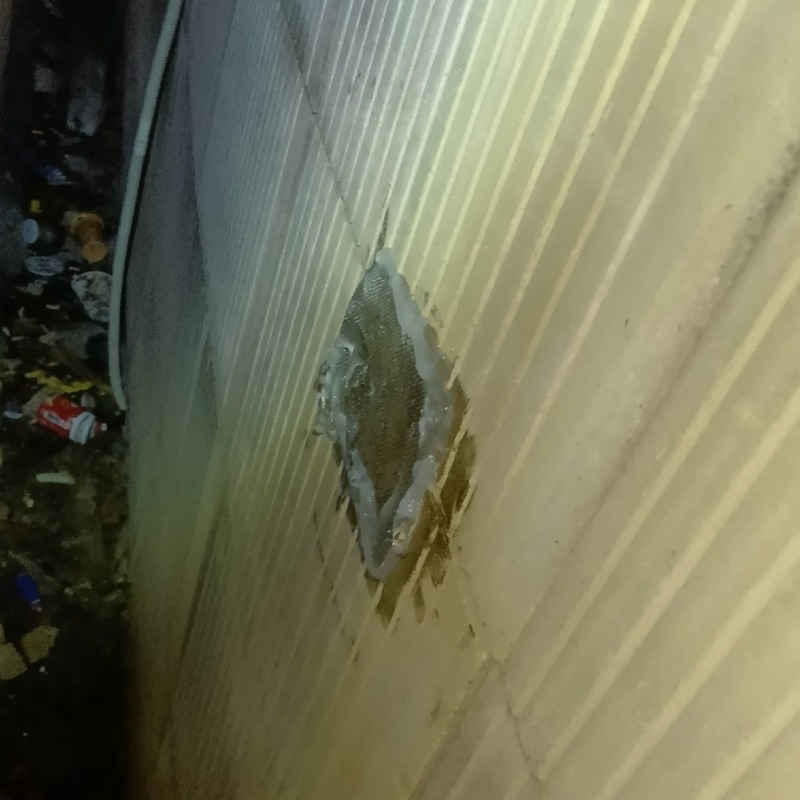 侵入口に防鼠金網を設置した様子