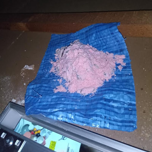 忌避剤を噴霧している様子