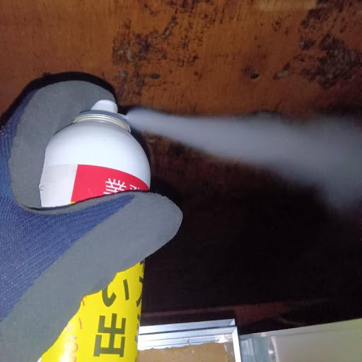 忌避剤を噴霧している様子