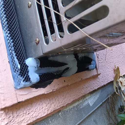 外壁のすき間を防鼠ネットで封鎖