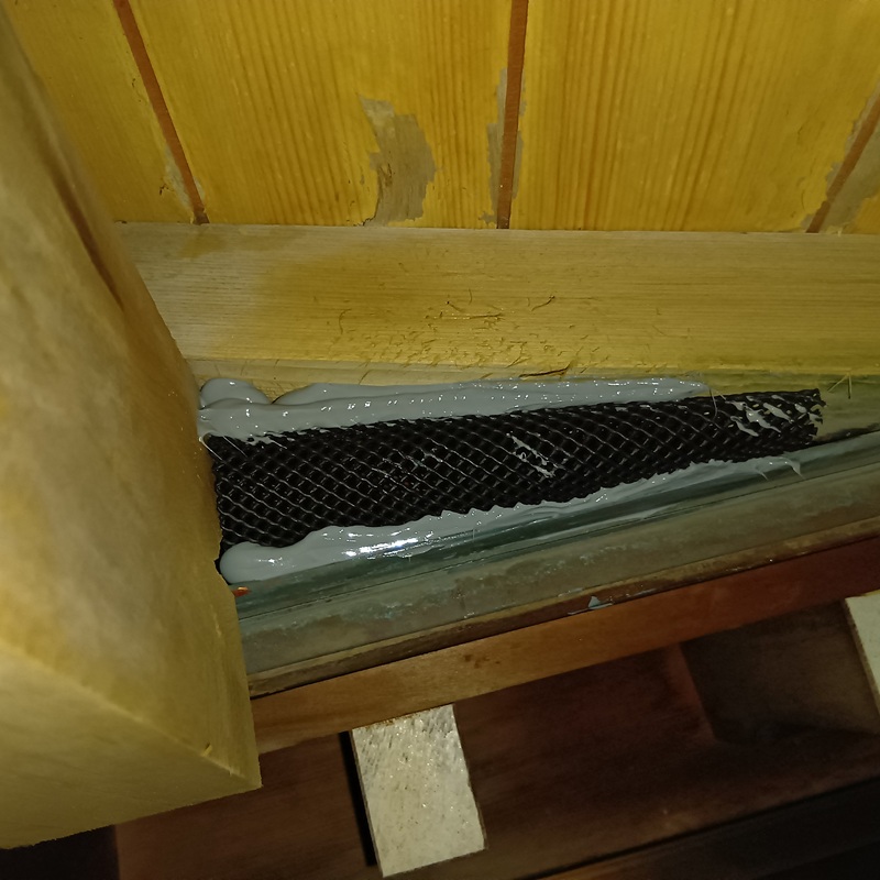 天井裏の侵入経路をふさいだ様子