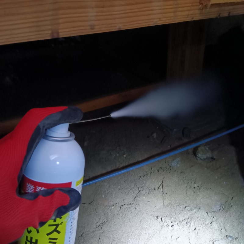床下に忌避剤を散布