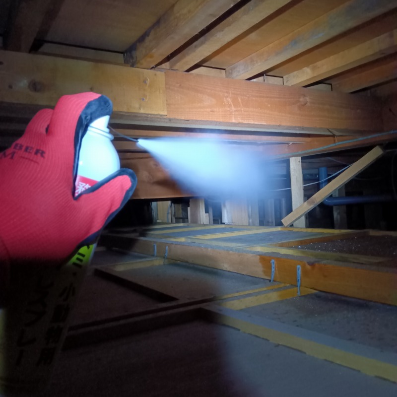 屋根裏に忌避剤を散布