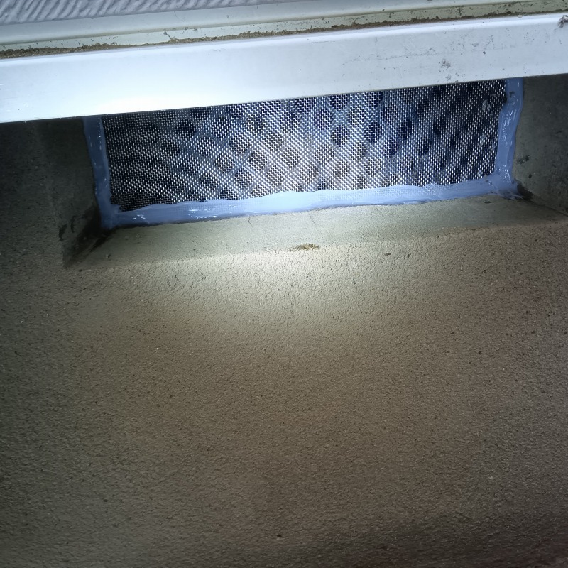 床下換気口に金網を設置