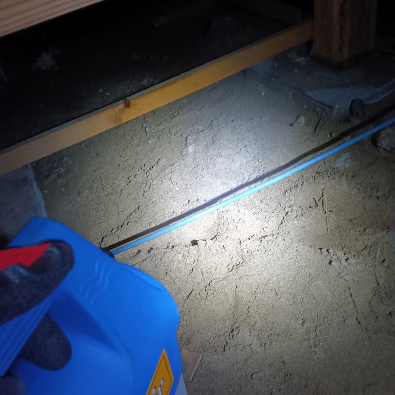 床下に除菌・殺虫剤を散布