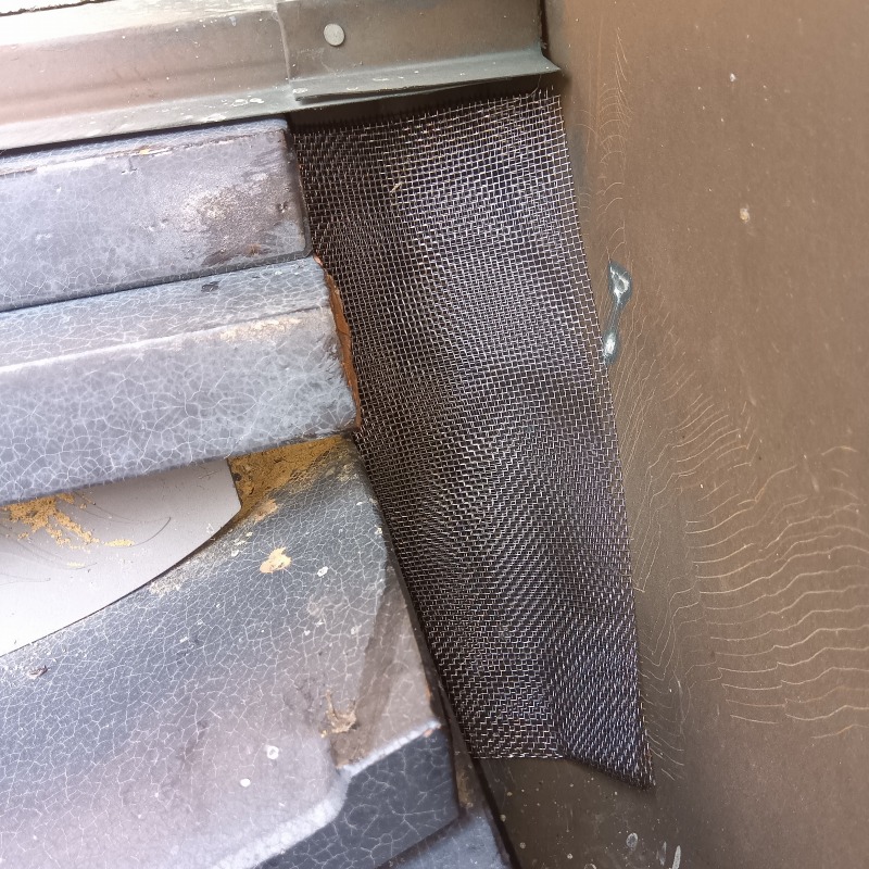 屋根のすき間を封鎖