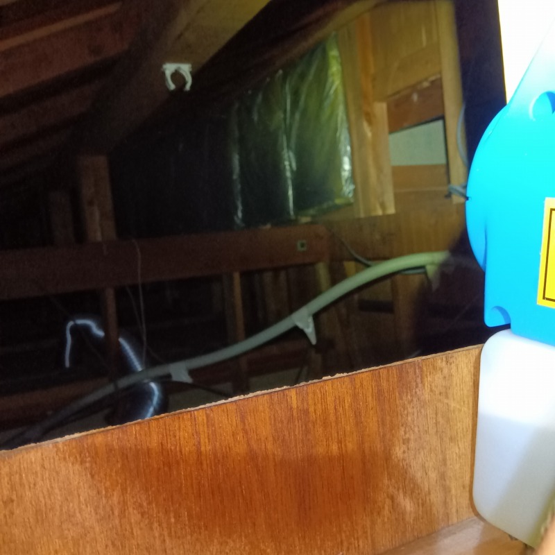 屋根裏に除菌・消臭剤を散布