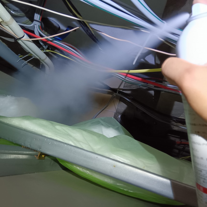 天井裏に忌避剤を散布