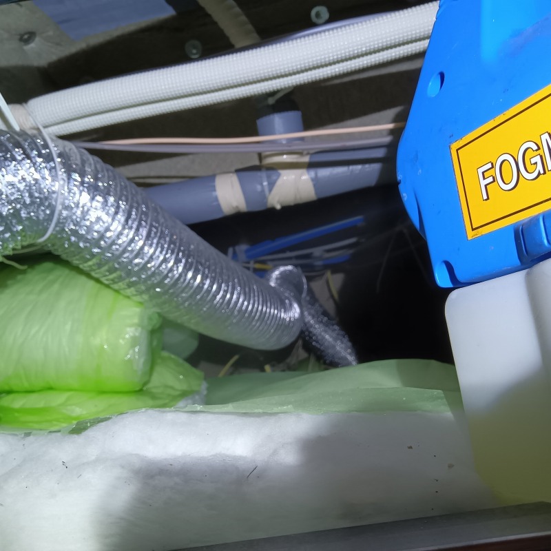 天井裏に除菌・消臭剤を散布