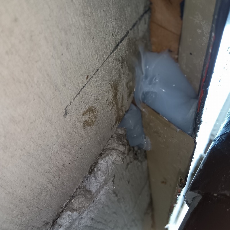 外壁のすき間を封鎖した様子