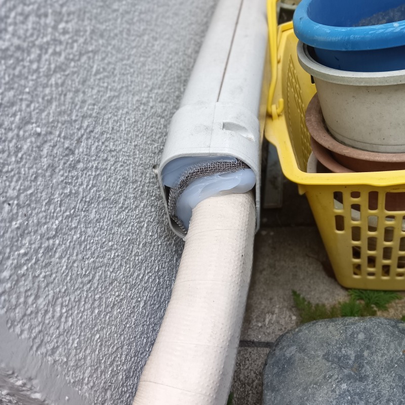 エアコンホースのすき間をふさいだ様子