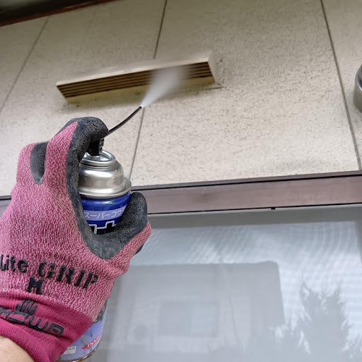 忌避剤をスプレーしている様子