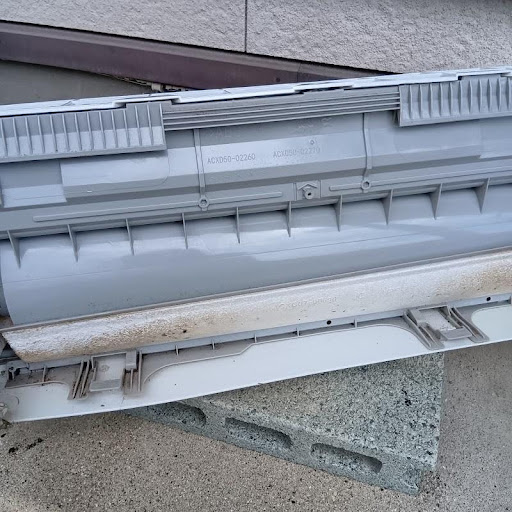 エアコンを分解洗浄している様子