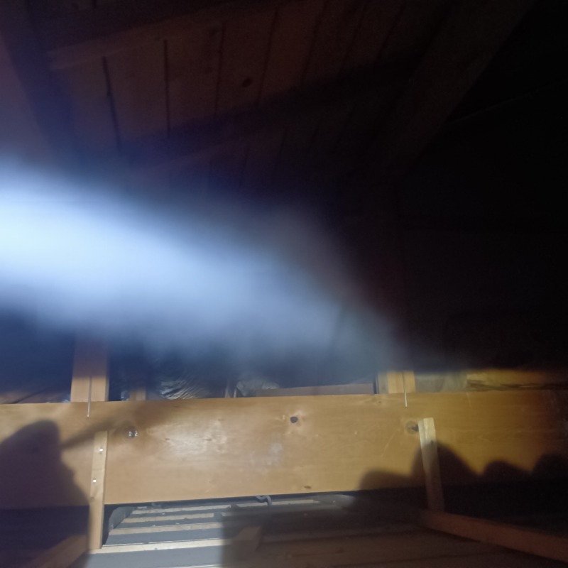 屋根裏に忌避剤を散布する様子