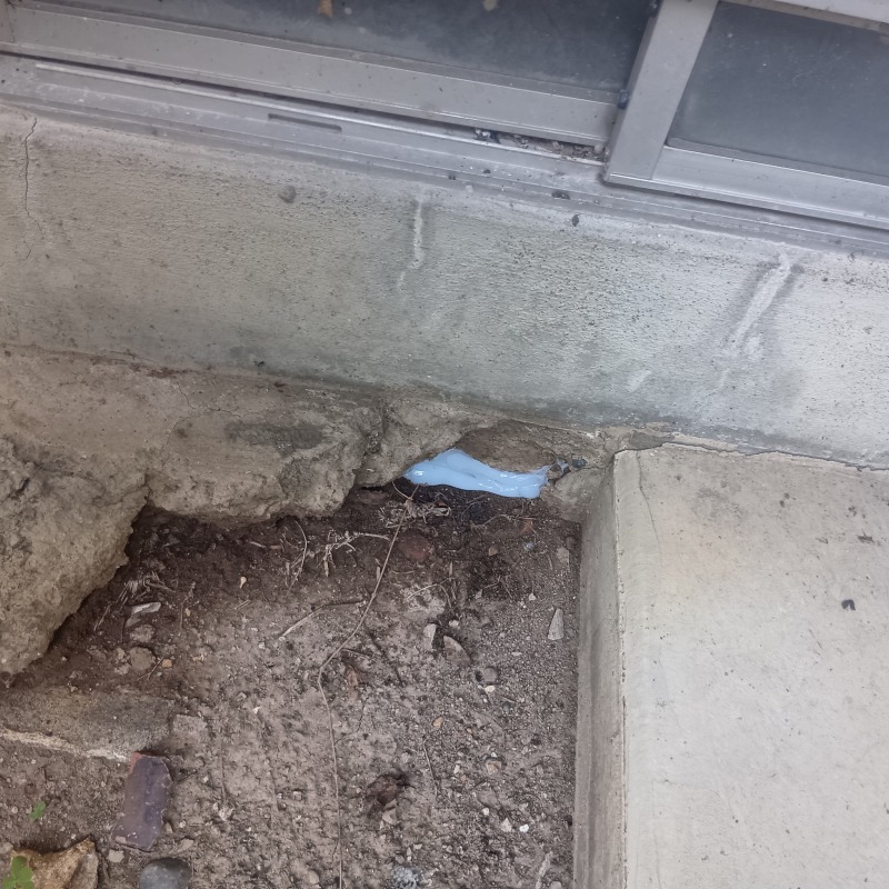 基礎部分のすき間を封鎖した様子