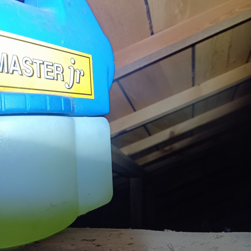 屋根裏に除菌・殺虫剤を散布する様子