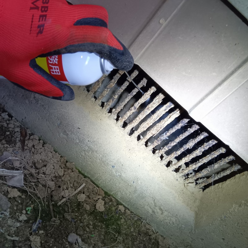 床下に忌避剤を散布する様子