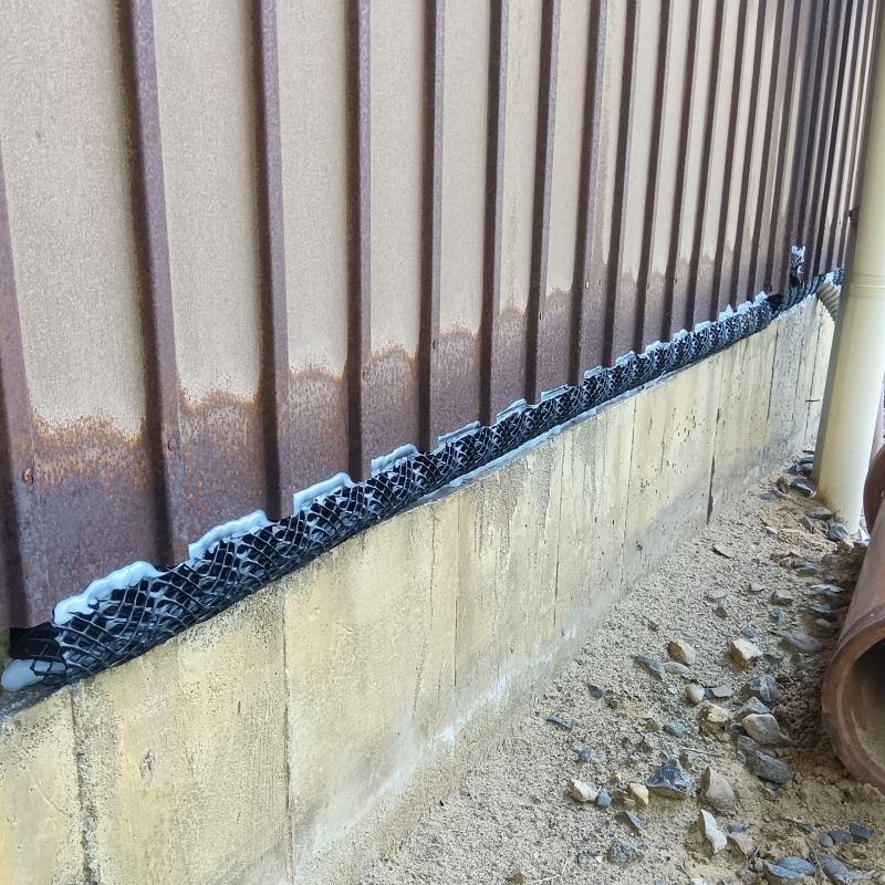 基礎部分のすき間を封鎖した様子