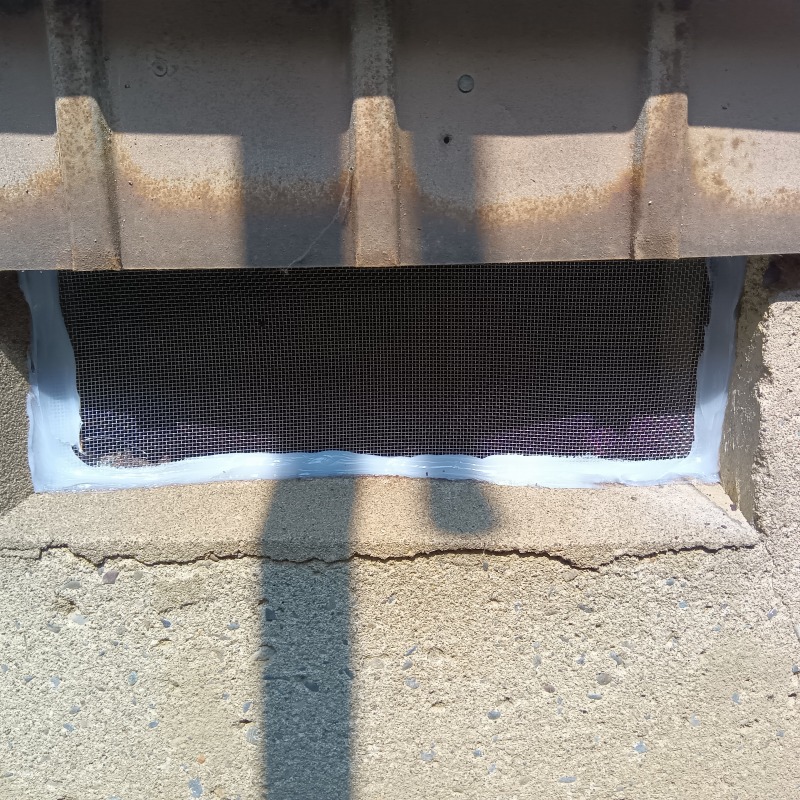 床下換気口に金網を設置した様子